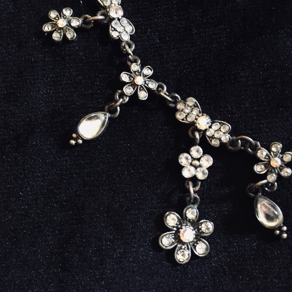 Dainty flower necklace 🌼 - Picture 4 of 6